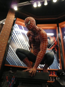 na loja de souvenirs do simulador 3D do Homem Aranha